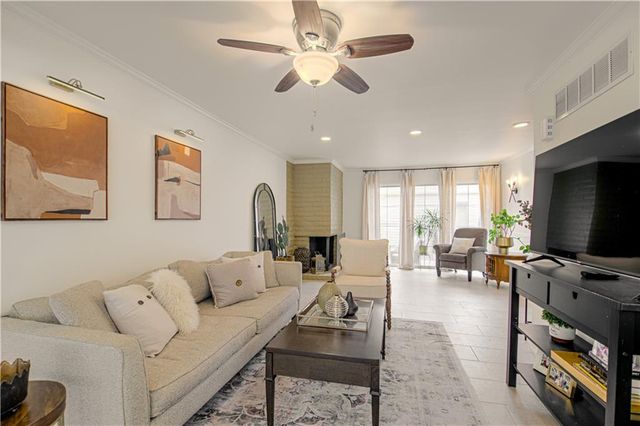 6739 W 108th Terrace, Overland Park, KS 66211