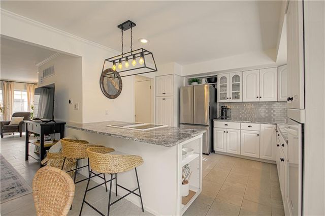 6739 W 108th Terrace, Overland Park, KS 66211