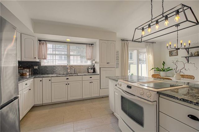 6739 W 108th Terrace, Overland Park, KS 66211