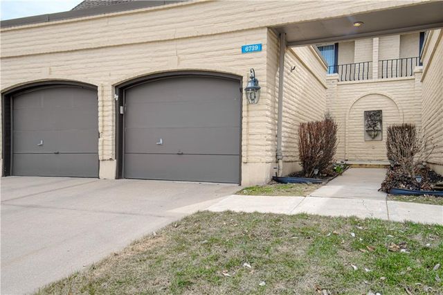 6739 W 108th Terrace, Overland Park, KS 66211