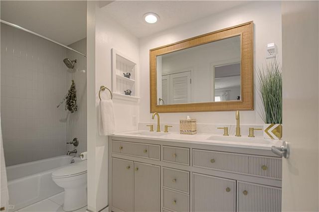 6739 W 108th Terrace, Overland Park, KS 66211