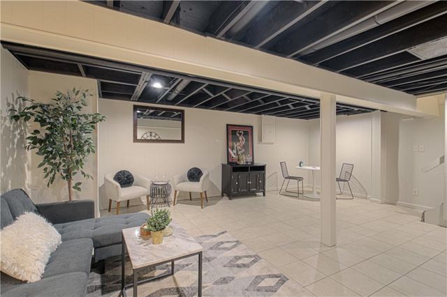 6739 W 108th Terrace, Overland Park, KS 66211