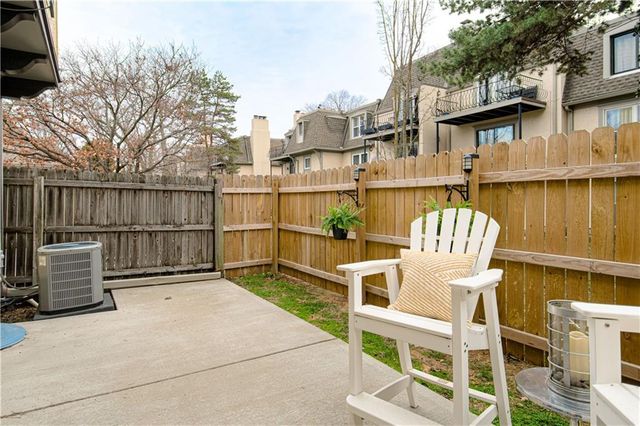 6739 W 108th Terrace, Overland Park, KS 66211