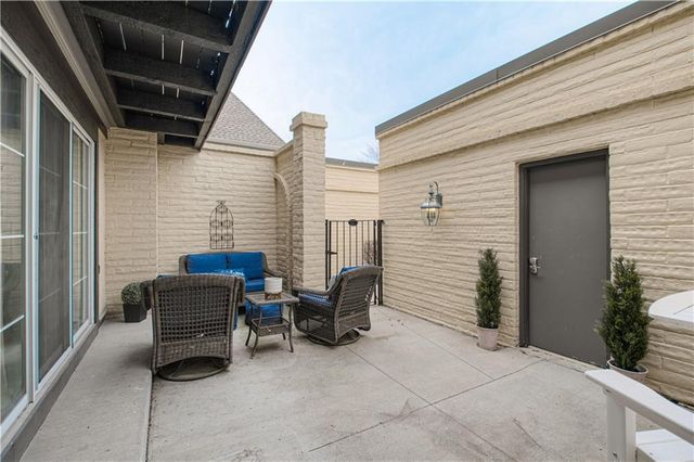 6739 W 108th Terrace, Overland Park, KS 66211