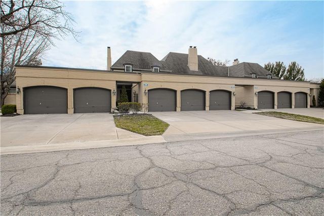 6739 W 108th Terrace, Overland Park, KS 66211