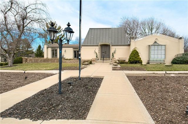 6739 W 108th Terrace, Overland Park, KS 66211