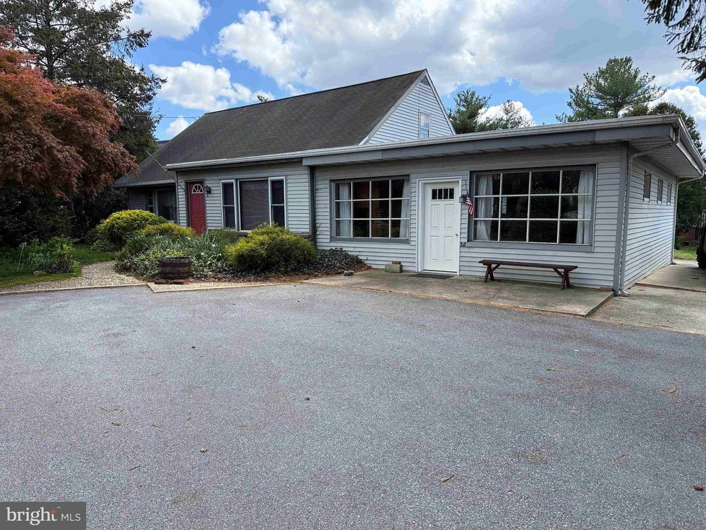 354 E MAIN ST, Leola, PA 17540