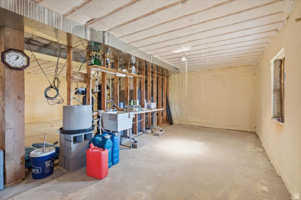 Image 44 of property listing at 11116 S 800 E, Paradise, UT 84328