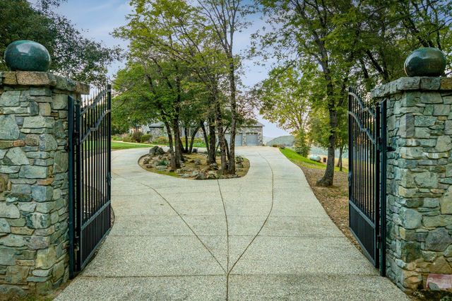 10526 Indian Shack Rd, Nevada City, CA 95959