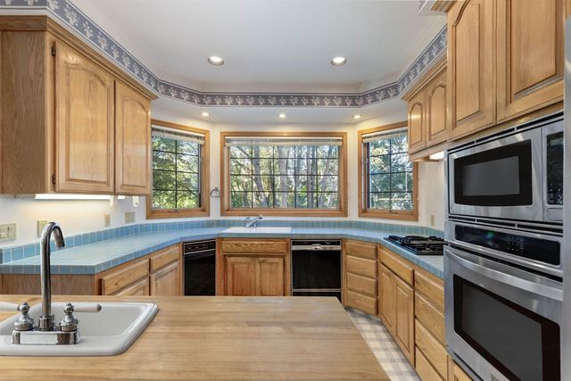 10526 Indian Shack Rd, Nevada City, CA 95959