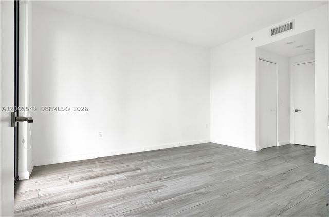 55 SW 9th St 3504, Miami, FL 33130