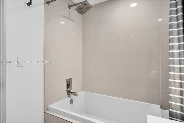 55 SW 9th St 3504, Miami, FL 33130