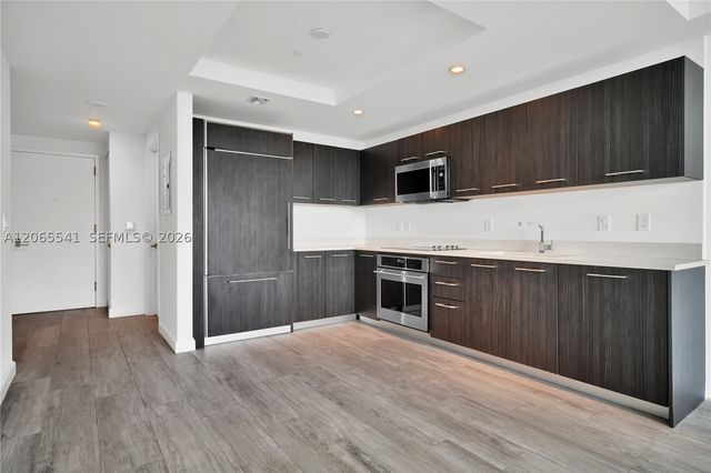 55 SW 9th St 3504, Miami, FL 33130