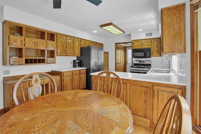 8020 N Flora Avenue, Kansas City, MO 64118