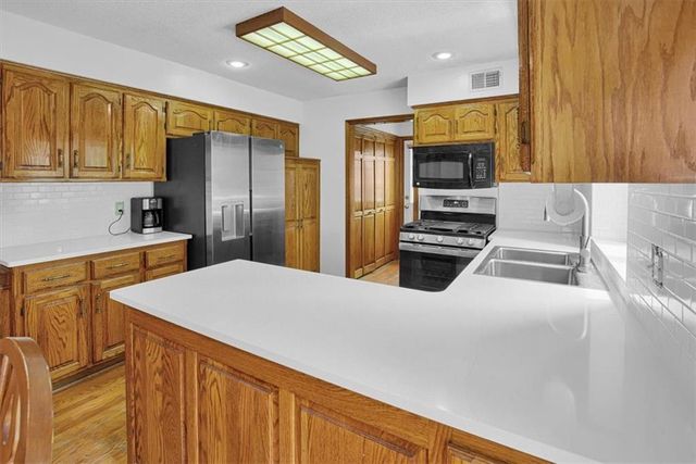 8020 N Flora Avenue, Kansas City, MO 64118