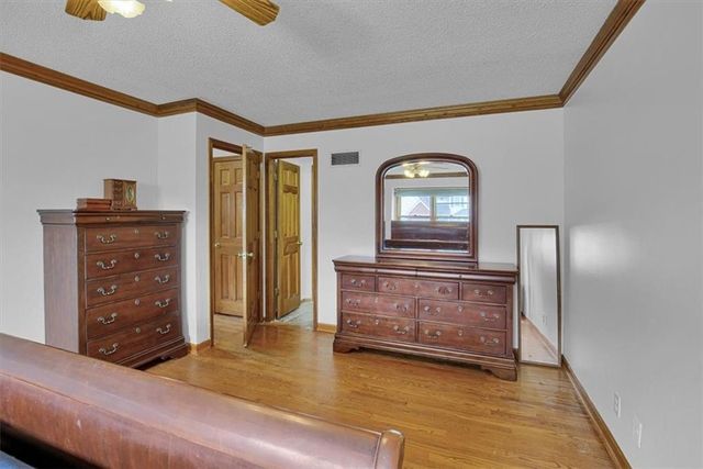 8020 N Flora Avenue, Kansas City, MO 64118