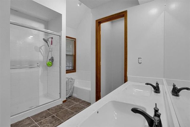 8020 N Flora Avenue, Kansas City, MO 64118