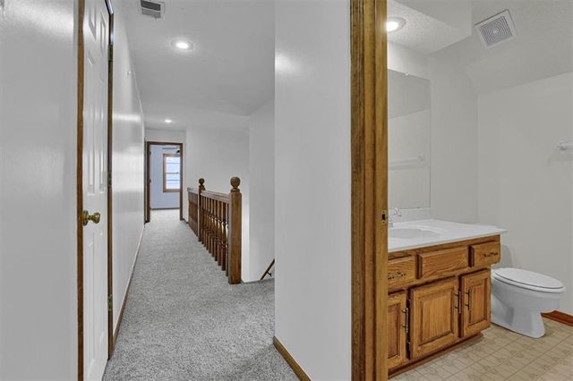 8020 N Flora Avenue, Kansas City, MO 64118