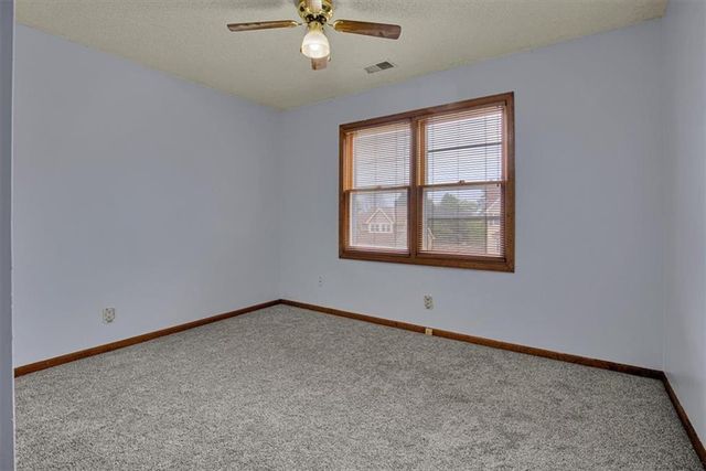 8020 N Flora Avenue, Kansas City, MO 64118