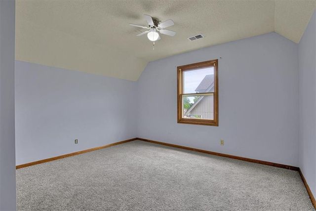 8020 N Flora Avenue, Kansas City, MO 64118