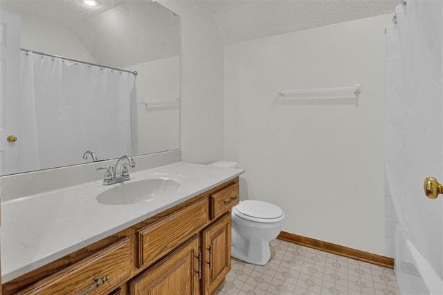 8020 N Flora Avenue, Kansas City, MO 64118