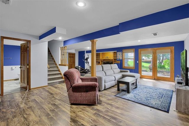 8020 N Flora Avenue, Kansas City, MO 64118