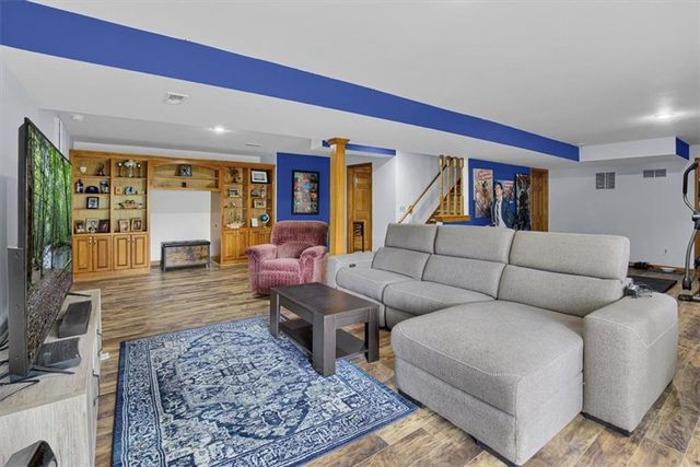 8020 N Flora Avenue, Kansas City, MO 64118