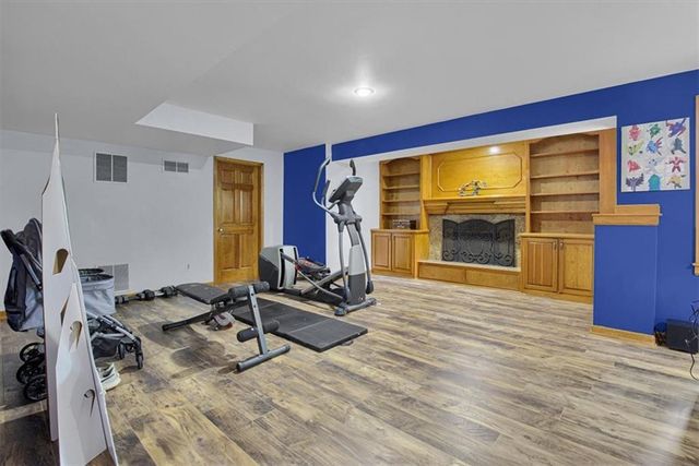 8020 N Flora Avenue, Kansas City, MO 64118