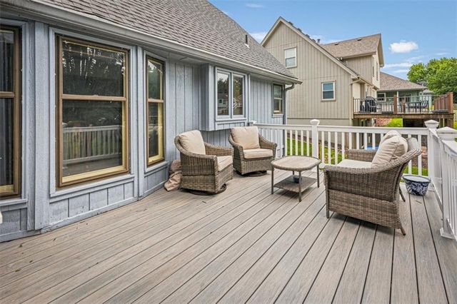 8020 N Flora Avenue, Kansas City, MO 64118