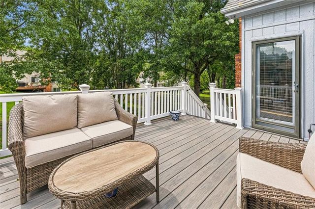 8020 N Flora Avenue, Kansas City, MO 64118