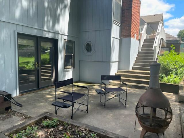 8020 N Flora Avenue, Kansas City, MO 64118