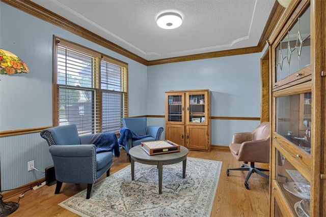 8020 N Flora Avenue, Kansas City, MO 64118