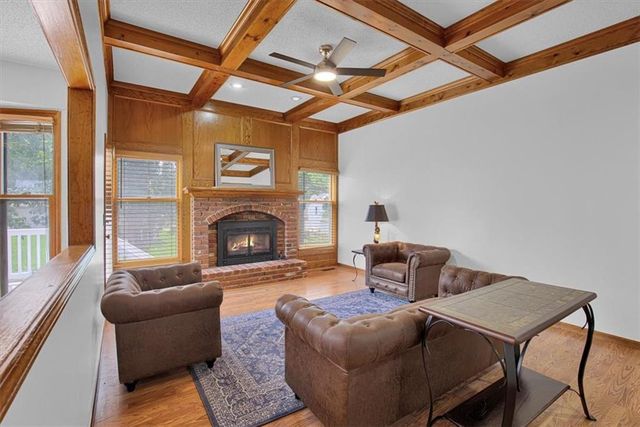 8020 N Flora Avenue, Kansas City, MO 64118