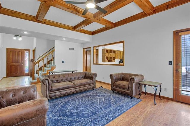 8020 N Flora Avenue, Kansas City, MO 64118
