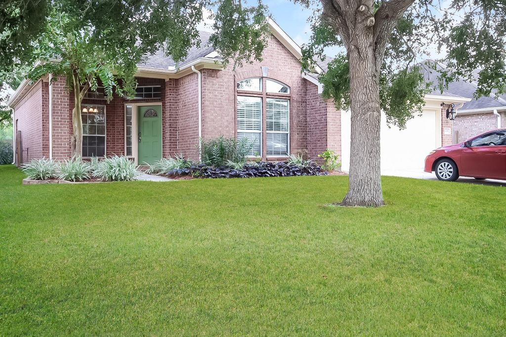 1118 Chase Park Drive, Bacliff, TX 77518