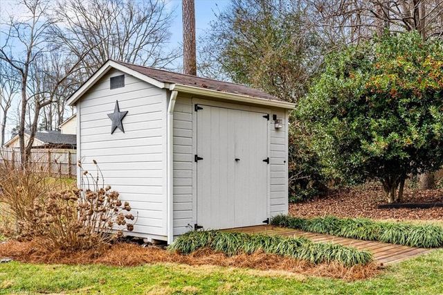 807 Gallant Court, Winston-salem, NC 27101