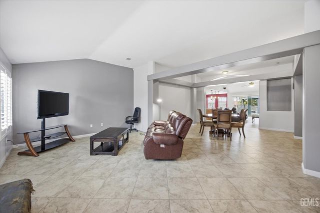 3915 Pescara Street, Bakersfield, CA 93308
