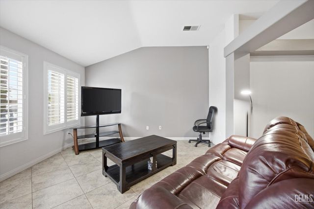 3915 Pescara Street, Bakersfield, CA 93308