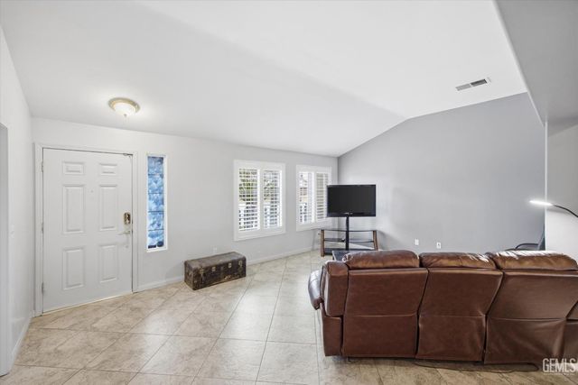3915 Pescara Street, Bakersfield, CA 93308