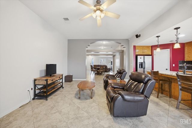 3915 Pescara Street, Bakersfield, CA 93308