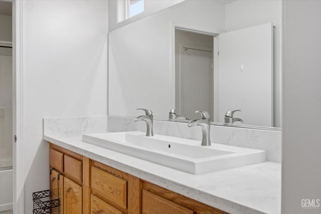 3915 Pescara Street, Bakersfield, CA 93308