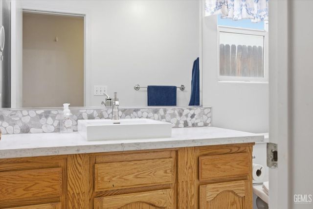 3915 Pescara Street, Bakersfield, CA 93308