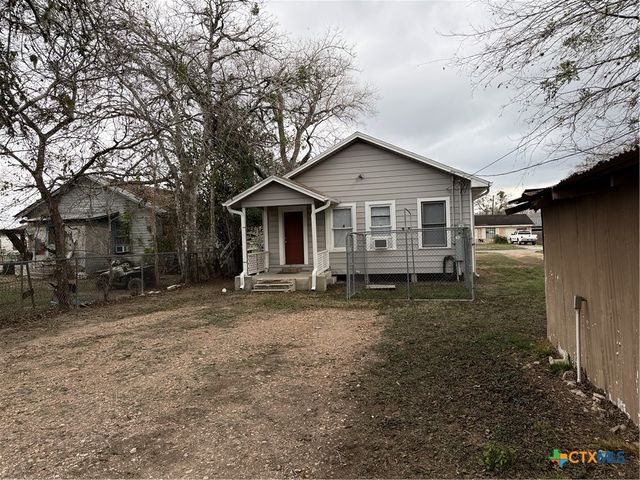 311 W Clayton Street, Cuero, TX 77954