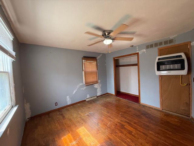 906 S ALLEN ST, Centralia, MO 65240