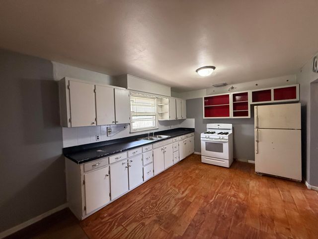 906 S ALLEN ST, Centralia, MO 65240