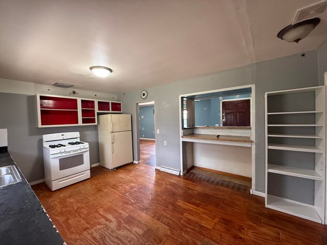 906 S ALLEN ST, Centralia, MO 65240