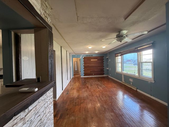 906 S ALLEN ST, Centralia, MO 65240