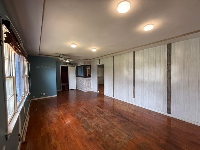 906 S ALLEN ST, Centralia, MO 65240