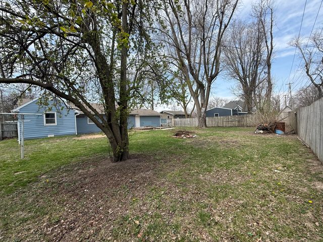 906 S ALLEN ST, Centralia, MO 65240