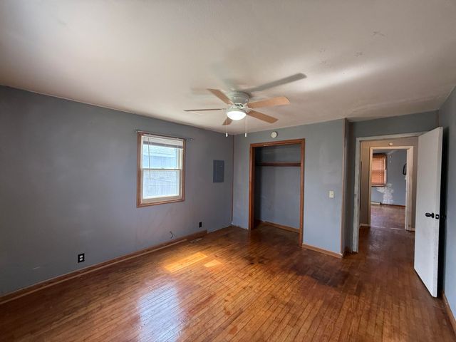 906 S ALLEN ST, Centralia, MO 65240